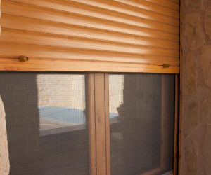 ventana-madera-persiana-mosquitera